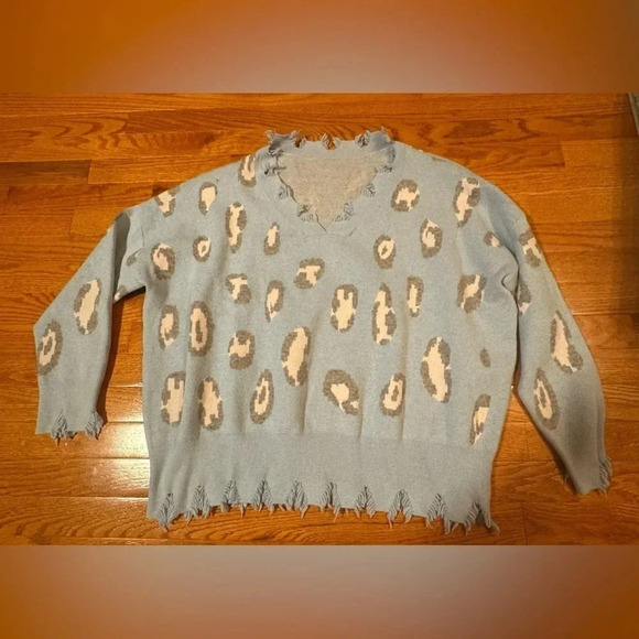 Unbranded women’s baby blue and pink Cheetah Print v‎ V-Neck Sweater ripped  1X - Picture 1 of 3
